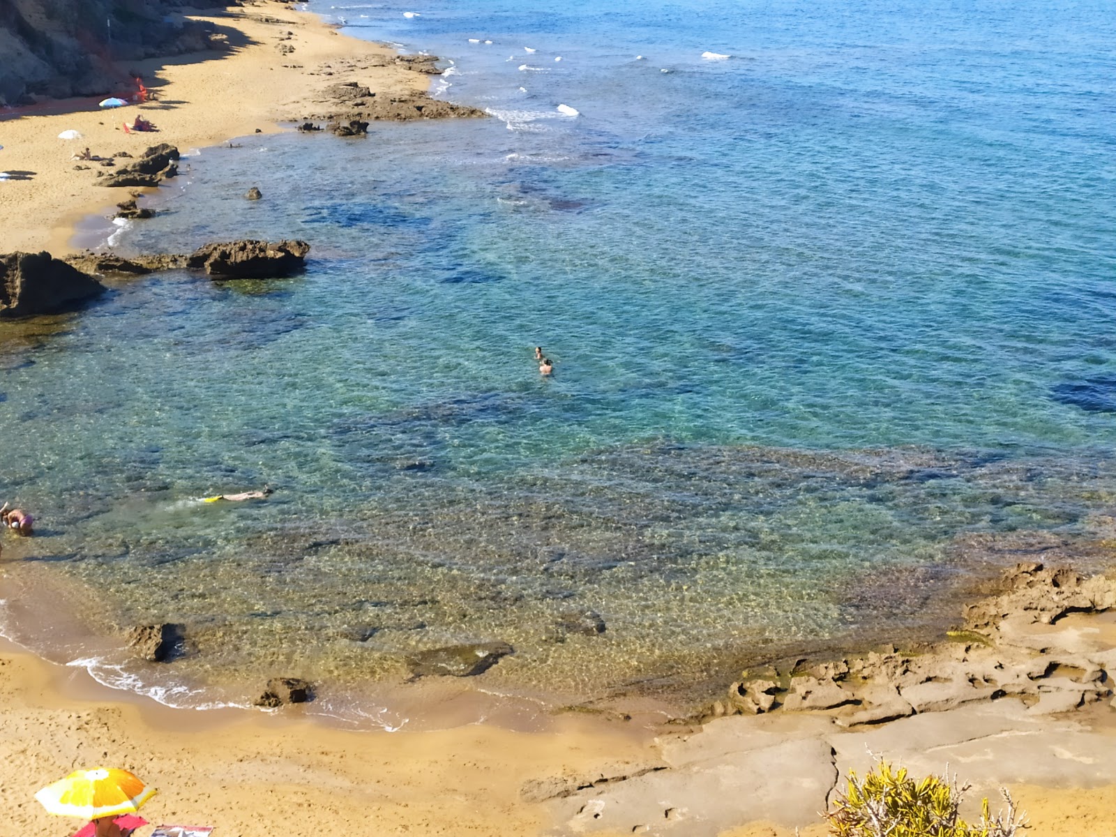 Fotografie cu Noesala beach cu o suprafață de apa pură turcoaz