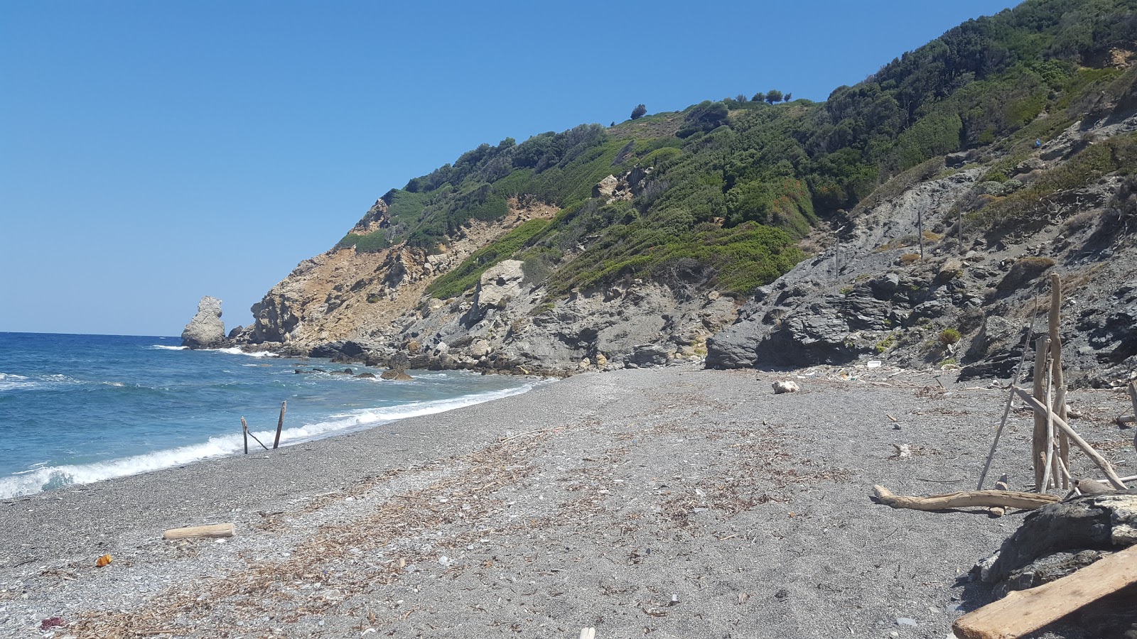 Foto de Megas Gialos beach con playa amplia