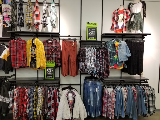 Clothing Store «rue21», reviews and photos, 3404 Fairlane Dr, Allen Park, MI 48101, USA