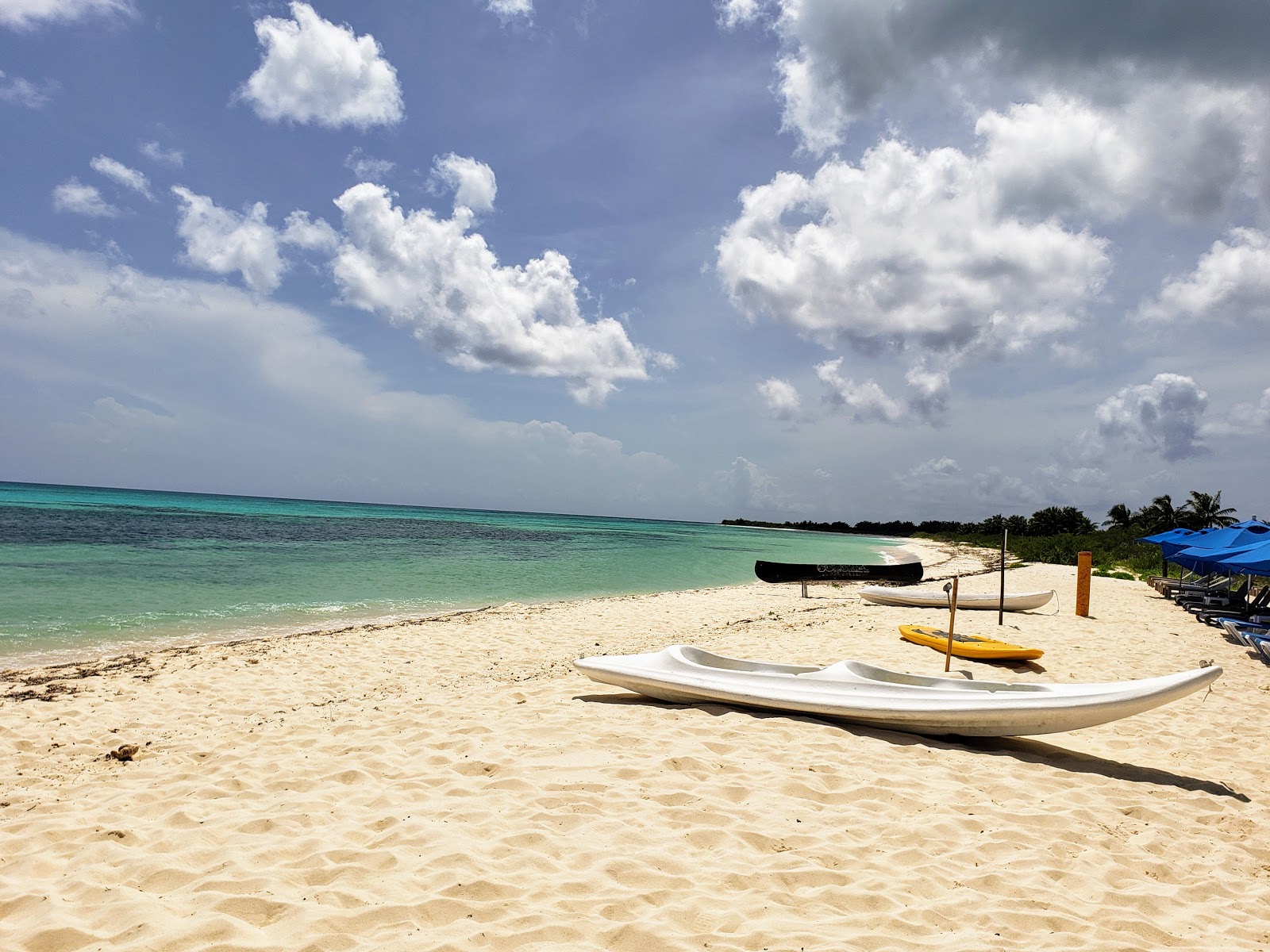 Foto de Playa Punta Sur con brillante arena fina superficie