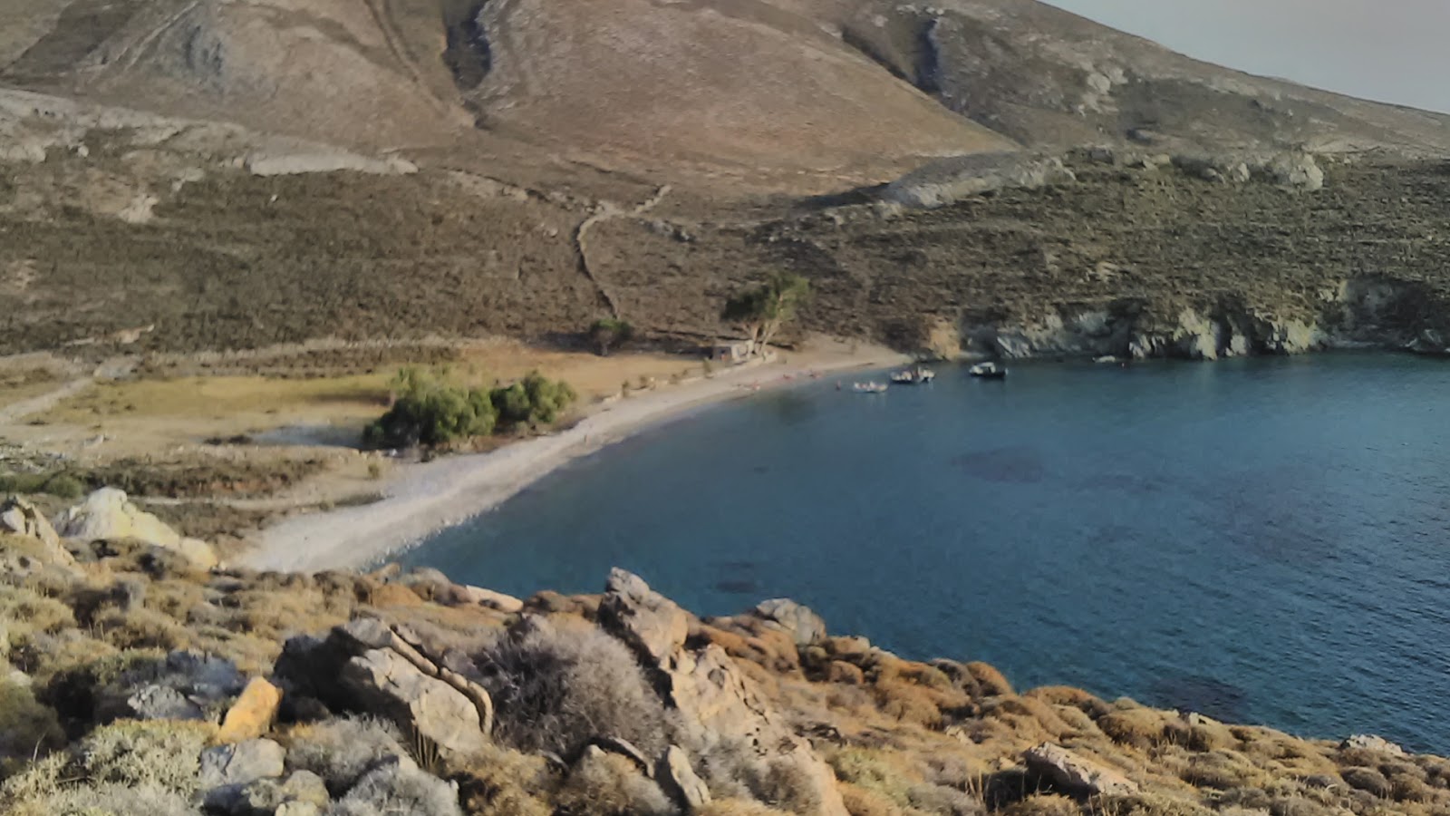 Foto van Lia beach gelegen in een natuurlijk gebied