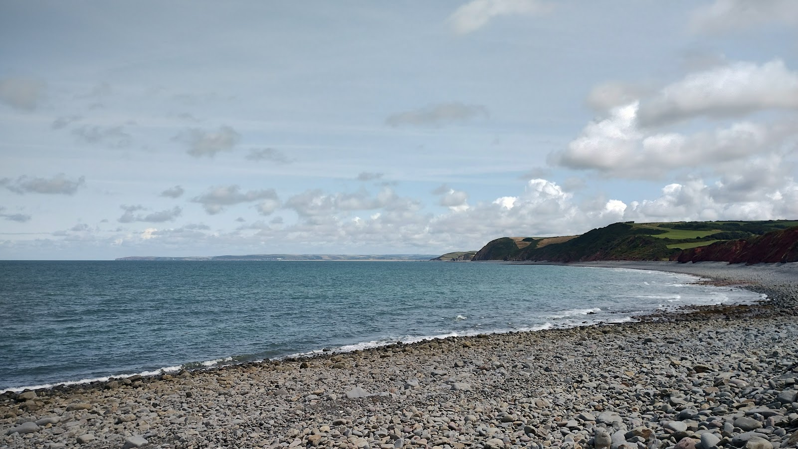 Foto van Peppercombe Strand omringd door bergen