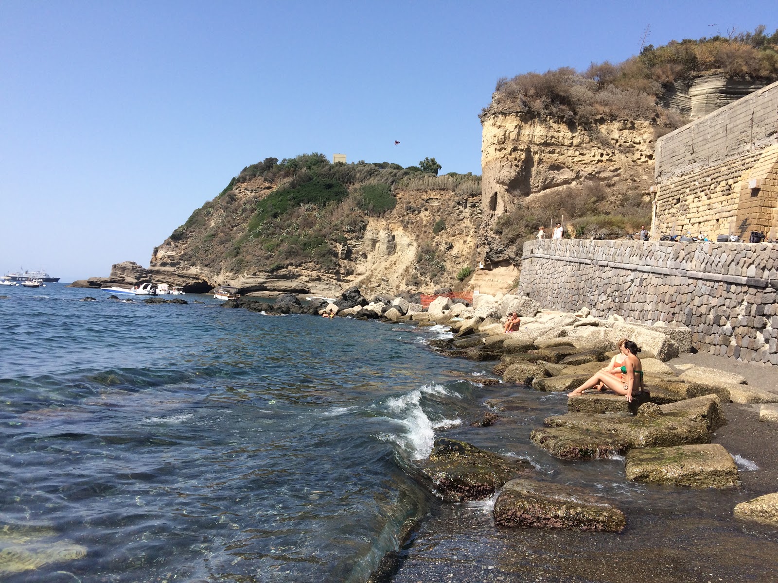 Foto von Cala Del Pozzo Vecchio Beach von Klippen umgeben