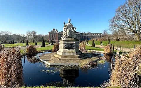 Queen Victoria Statue image