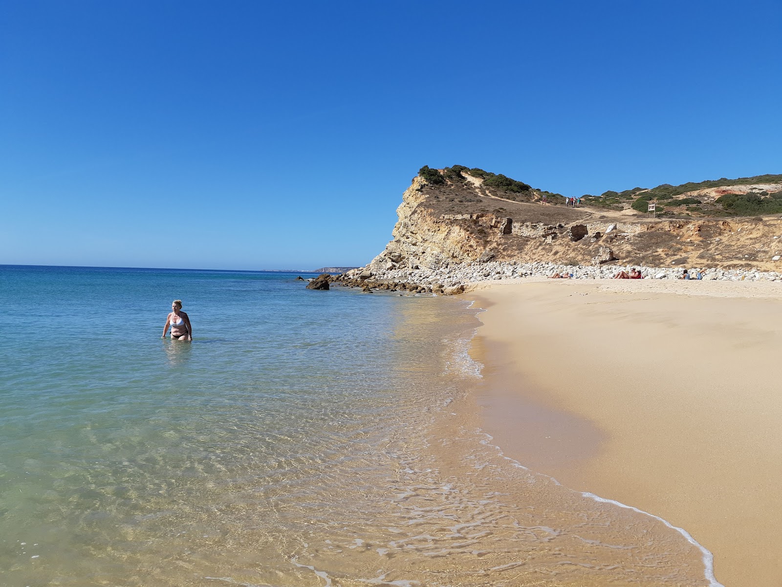 Fotografie cu Praia da Boca do Rio cu o suprafață de apa pură turcoaz