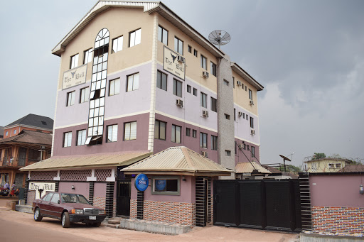 THE BULL HOTEL, Opposite Ogui Police Station 30 Ogidi Street, Ogui Rd, Achara, Enugu, Nigeria, Beach Resort, state Enugu
