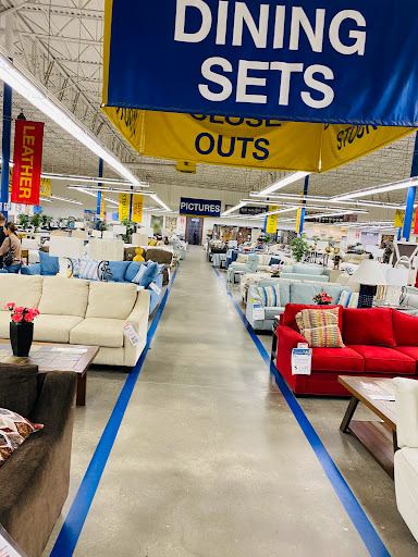 Outlet Store «Rooms To Go Outlet Furniture Store - Seffner», reviews and photos, 11540 E Highway 92, Seffner, FL 33584, USA