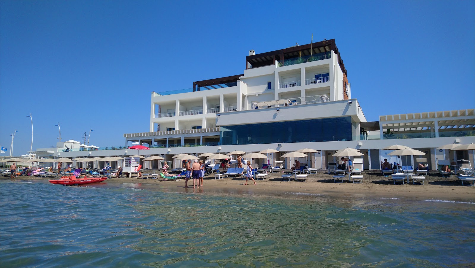 Valokuva Capoportiere beachista. osittain hotellialue