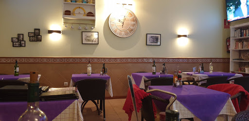 Restaurante Ruskins - Av. del Mediterráneo, s/n, 29780 Nerja, Málaga