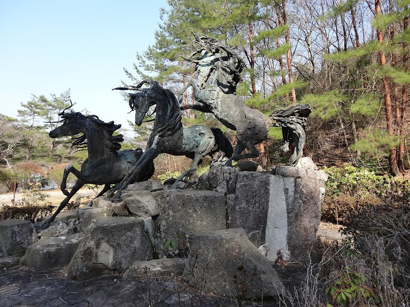 グアダラハラ エスタンピーダ野性馬真鍮像