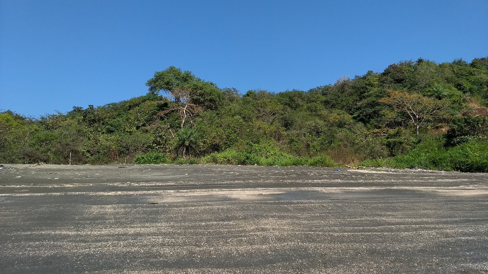 Foto de Tilmati Beach respaldado por acantilados