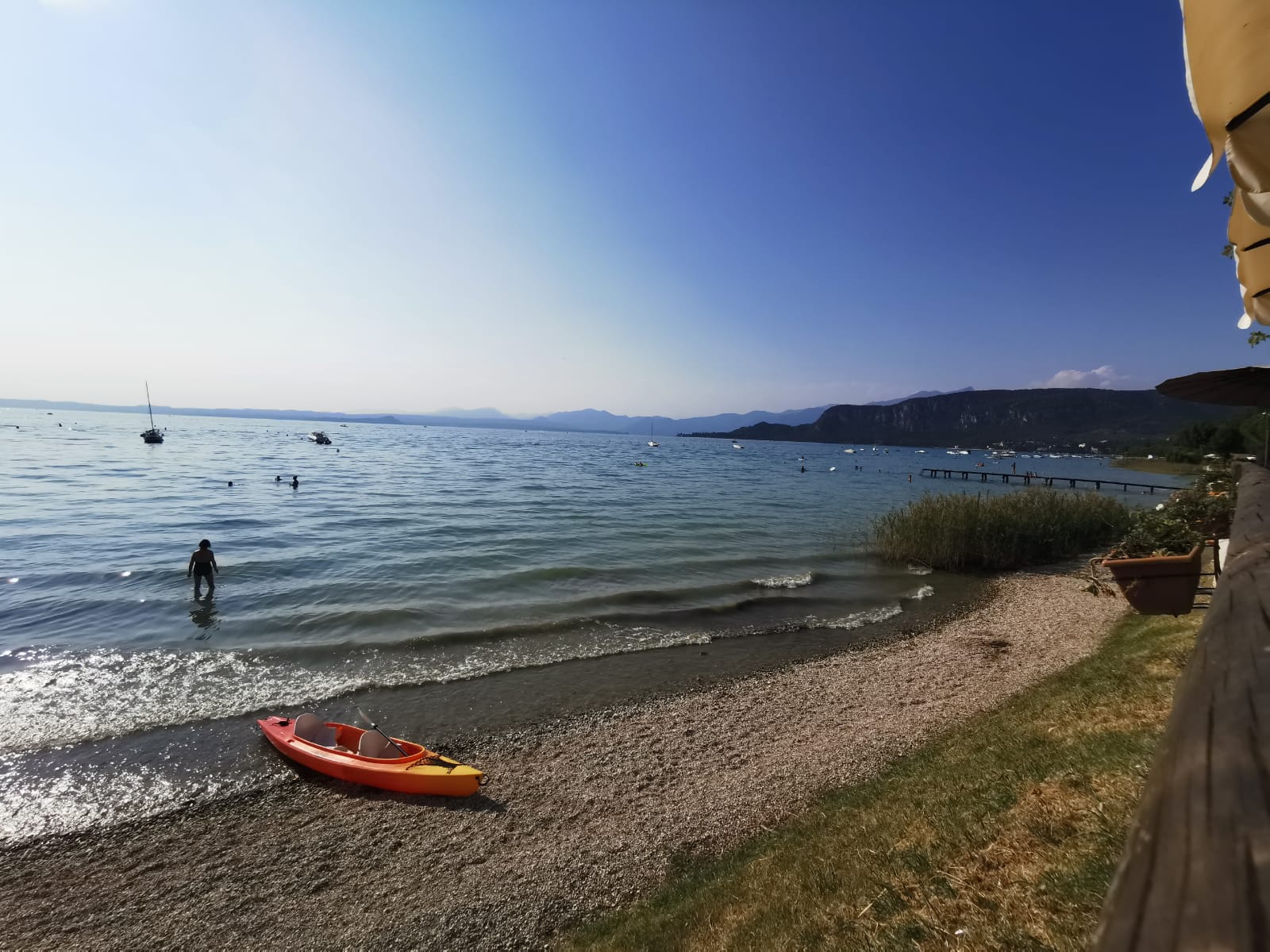 Spiaggia di Bardolino'in fotoğrafı uçurumlarla desteklenmiş