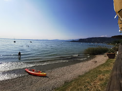 Spiaggia di Bardolino'in fotoğrafı uçurumlarla desteklenmiş