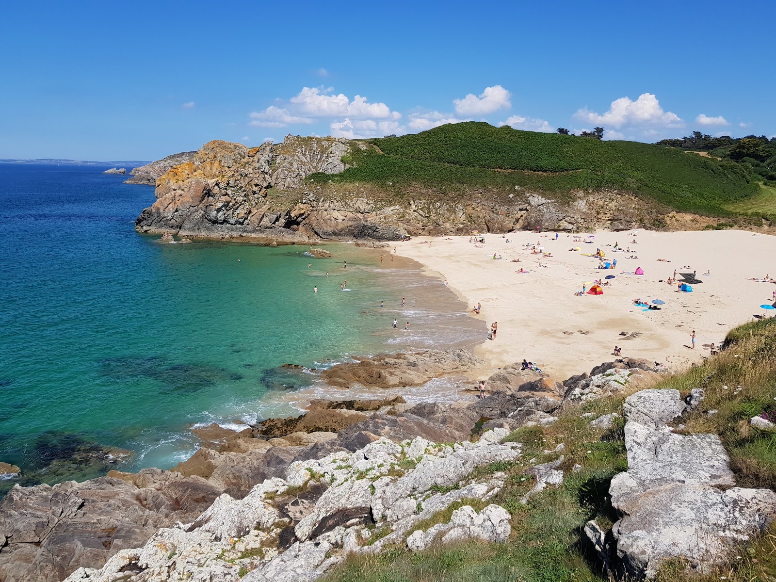Foto di Plage de Pors Peron con una superficie del sabbia beige