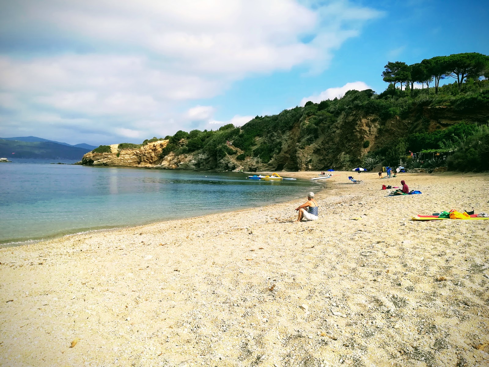 Foto von Spiaggia Di Barabarca mit geräumige bucht