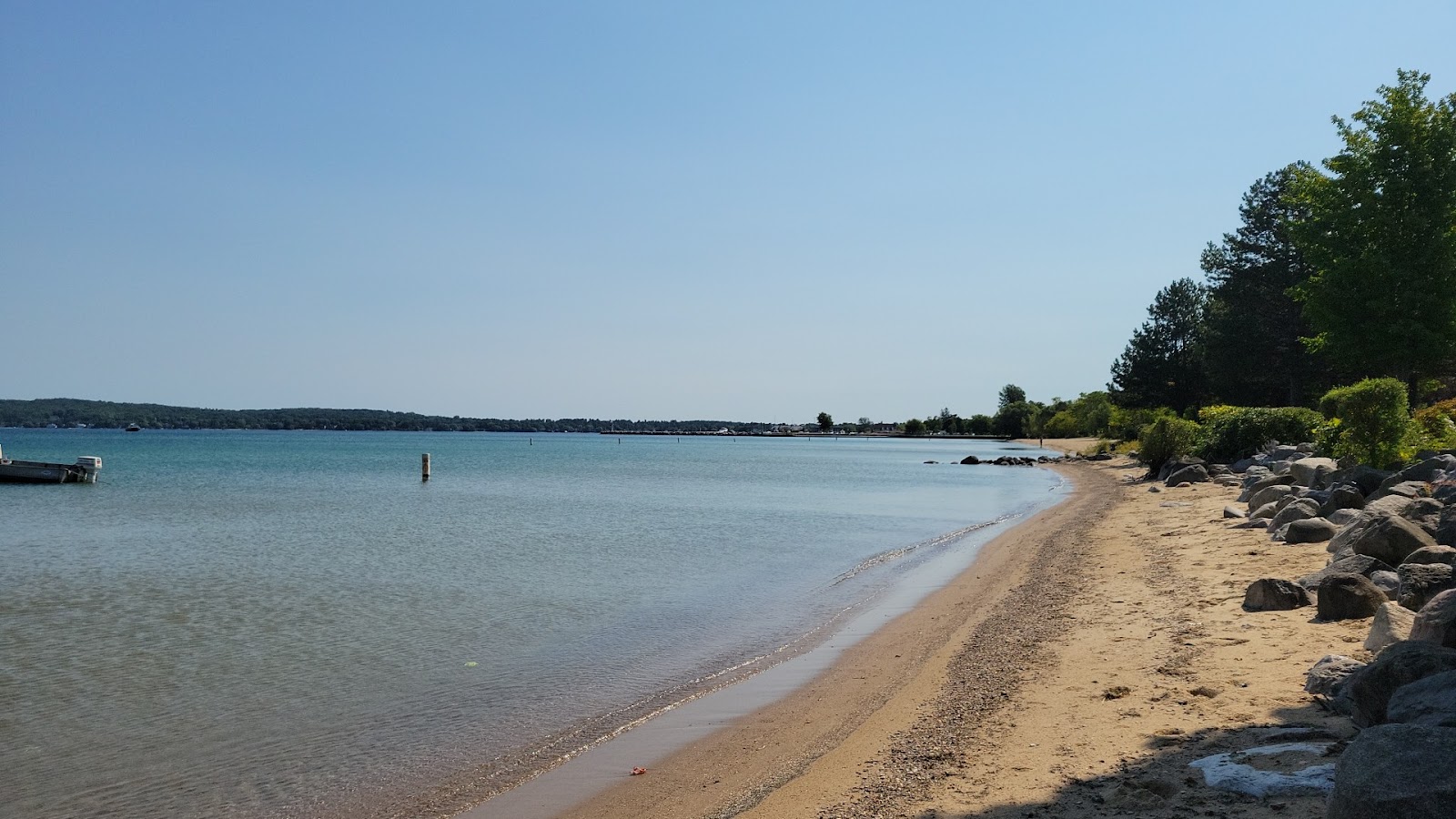 West End Beach的照片 带有米色沙子表面