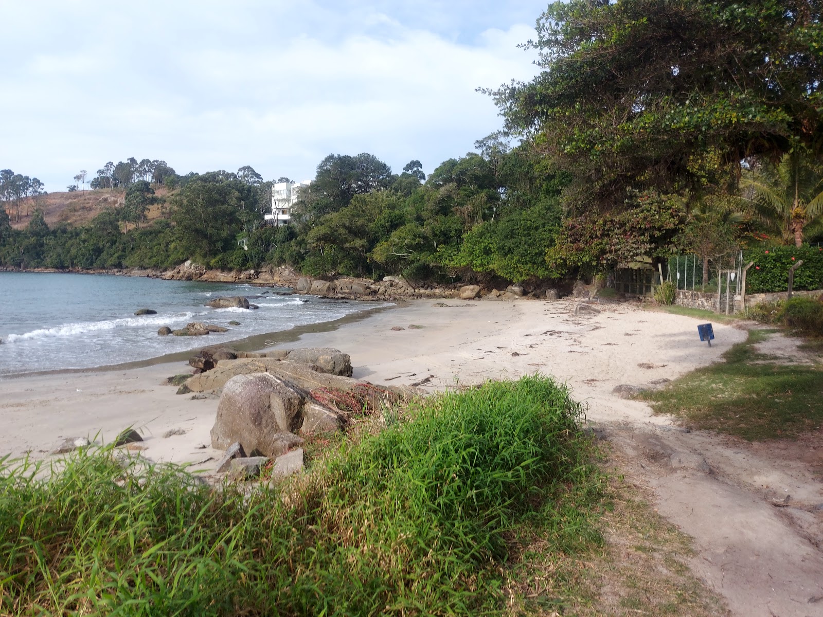 Foto di Praia do Fagundes con una superficie del sabbia beige