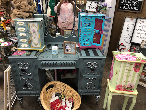 Outlet Mall «Finders Keepers Traders Outlet Mall», reviews and photos, 740-784 Chelsa Dr, Madisonville, KY 42431, USA