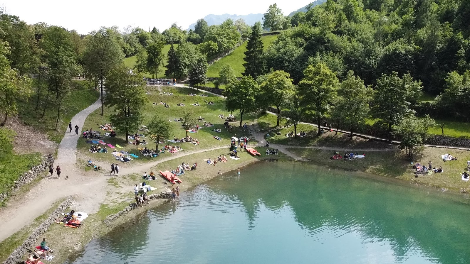 Valokuva Spiaggia lago di tennoista. pinnalla turkoosi puhdas vesi:n kanssa