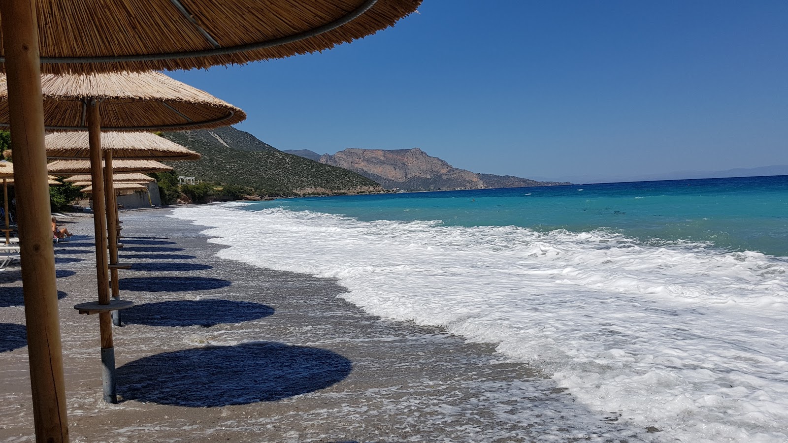 Photo de Paralia Poulithra avec l'eau cristalline de surface