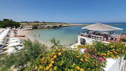 Cala San Giovanni Beach'in fotoğrafı dağlarla çevrili