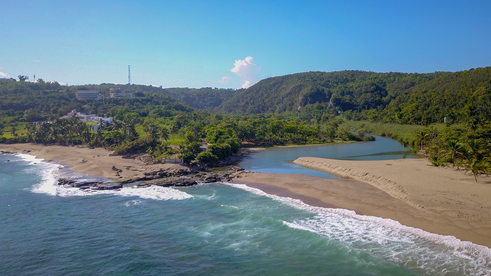 Foto di Playa Guajataca con una costa spaziosa