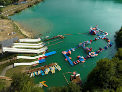 Plage du Lac des Arroques'in fotoğrafı düz bir kıyı şeridi ile birlikte