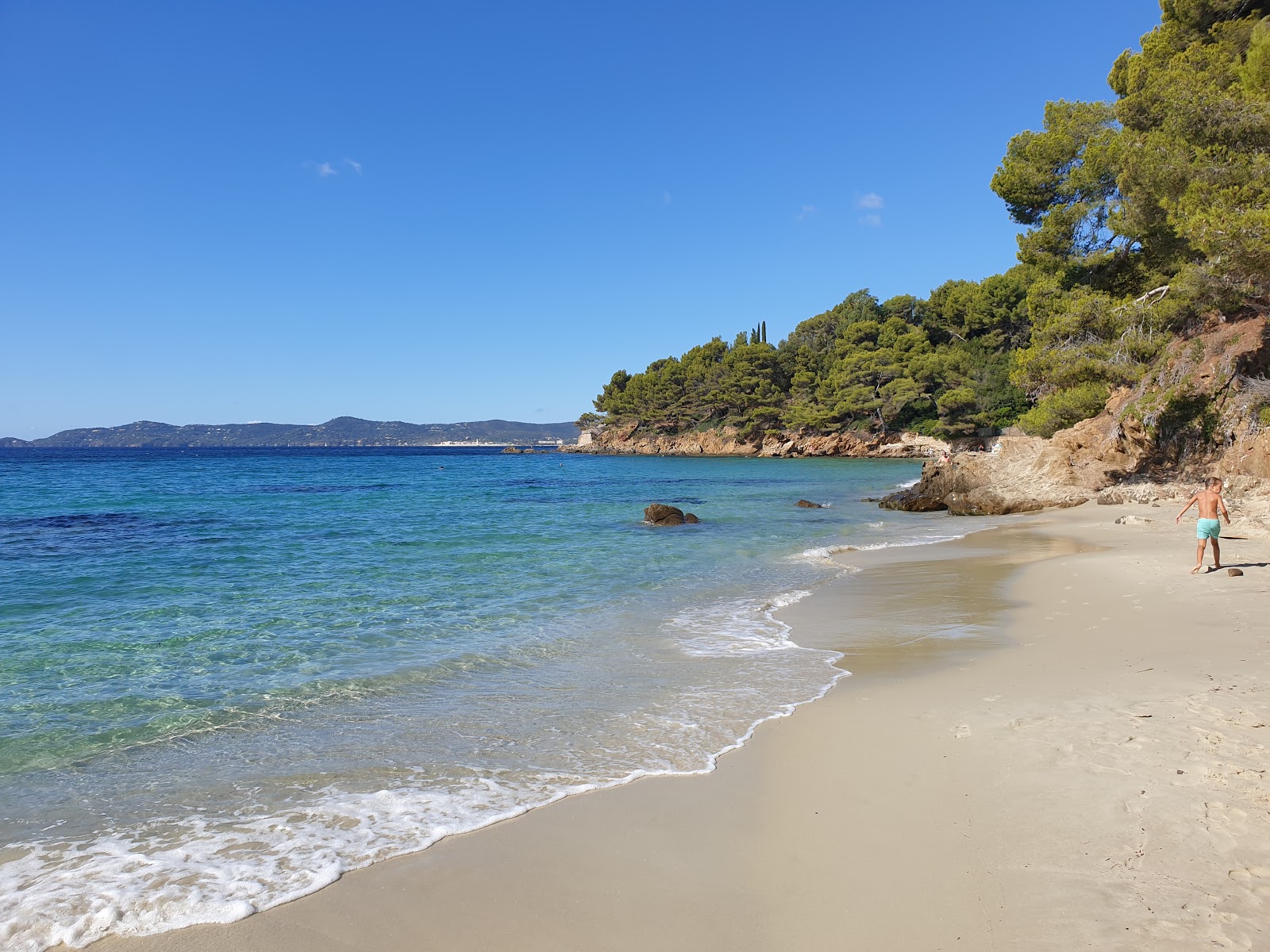 Foto di White Jean beach con una superficie del sabbia beige