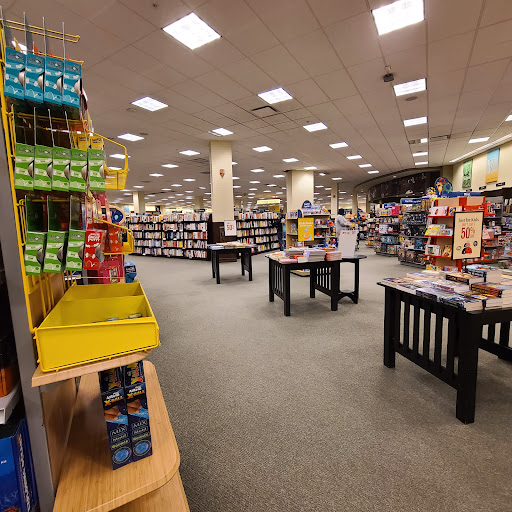 Shopping Mall «Jordan Creek Town Center», reviews and photos, 101 Jordan Creek Pkwy, West Des Moines, IA 50266, USA