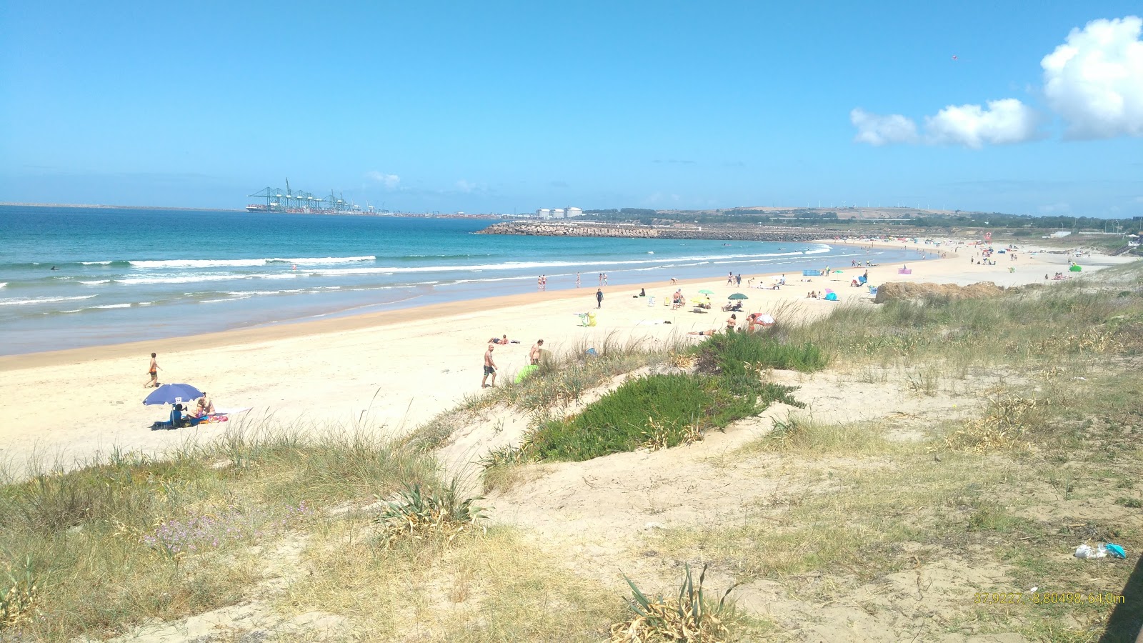 Praia de Sao Torpes的照片 具有非常干净级别的清洁度