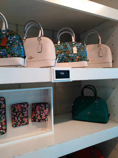 Outlet Mall «The Outlet Shoppes At Fremont», reviews and photos, 6245 N Old 27, Fremont, IN 46737, USA