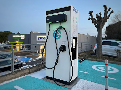 Borne de recharge de véhicules électriques EVzen Station de recharge Béziers