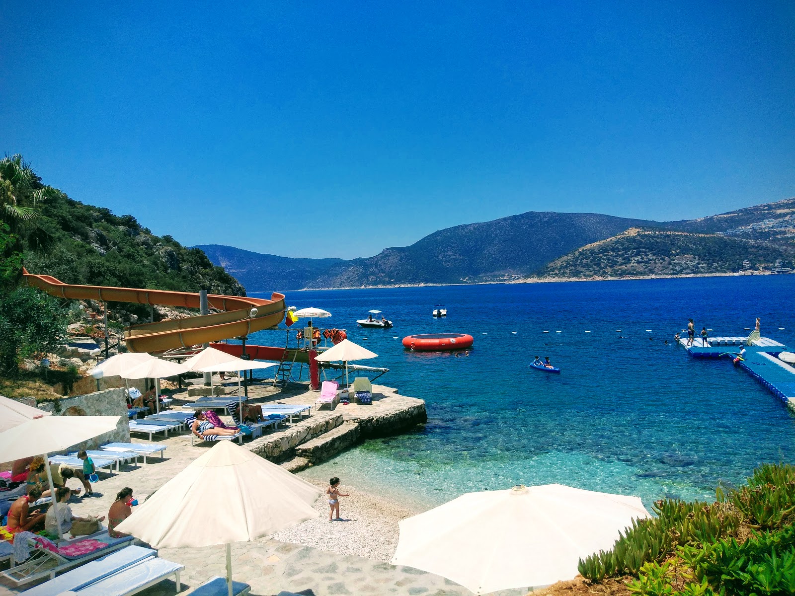 Fotografie cu Parcul de pe plajă Kalkan cu golful minuscul