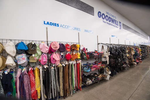 Thrift Store «19th Ave & Baseline Goodwill Retail Store, Donation Center & Career Center», reviews and photos, 1980 W Baseline Rd Suite 120, Phoenix, AZ 85041, USA