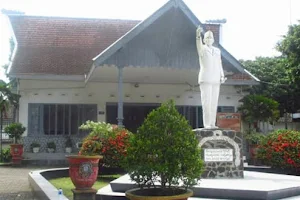 Bung Karno Statue image