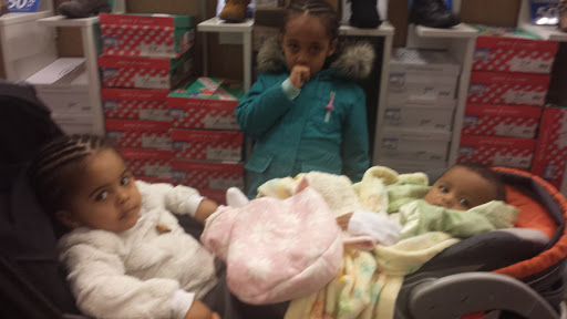 Shoe Store «DSW Designer Shoe Warehouse», reviews and photos, 15001 Potomac Town Pl #120, Woodbridge, VA 22192, USA