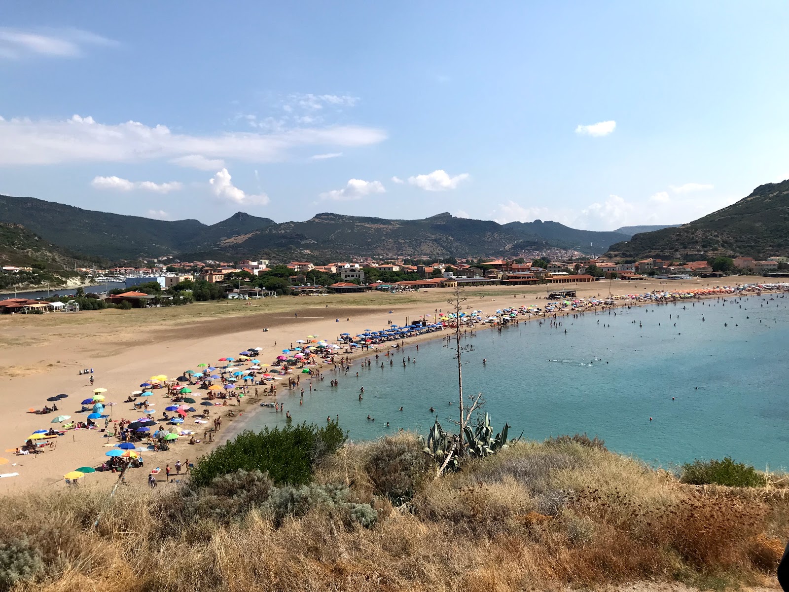 Bosa Marina beach'in fotoğrafı - rahatlamayı sevenler arasında popüler bir yer