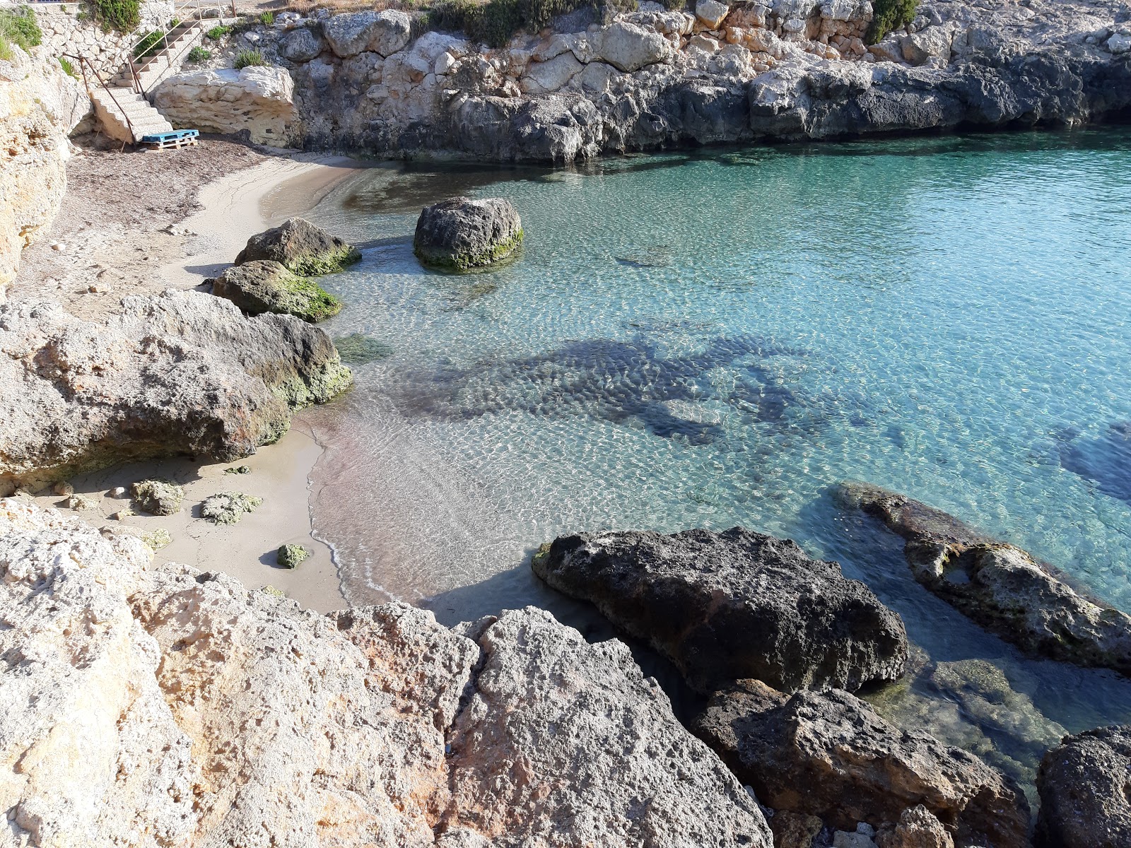 Foto di Playa Ognina con una superficie del acqua cristallina