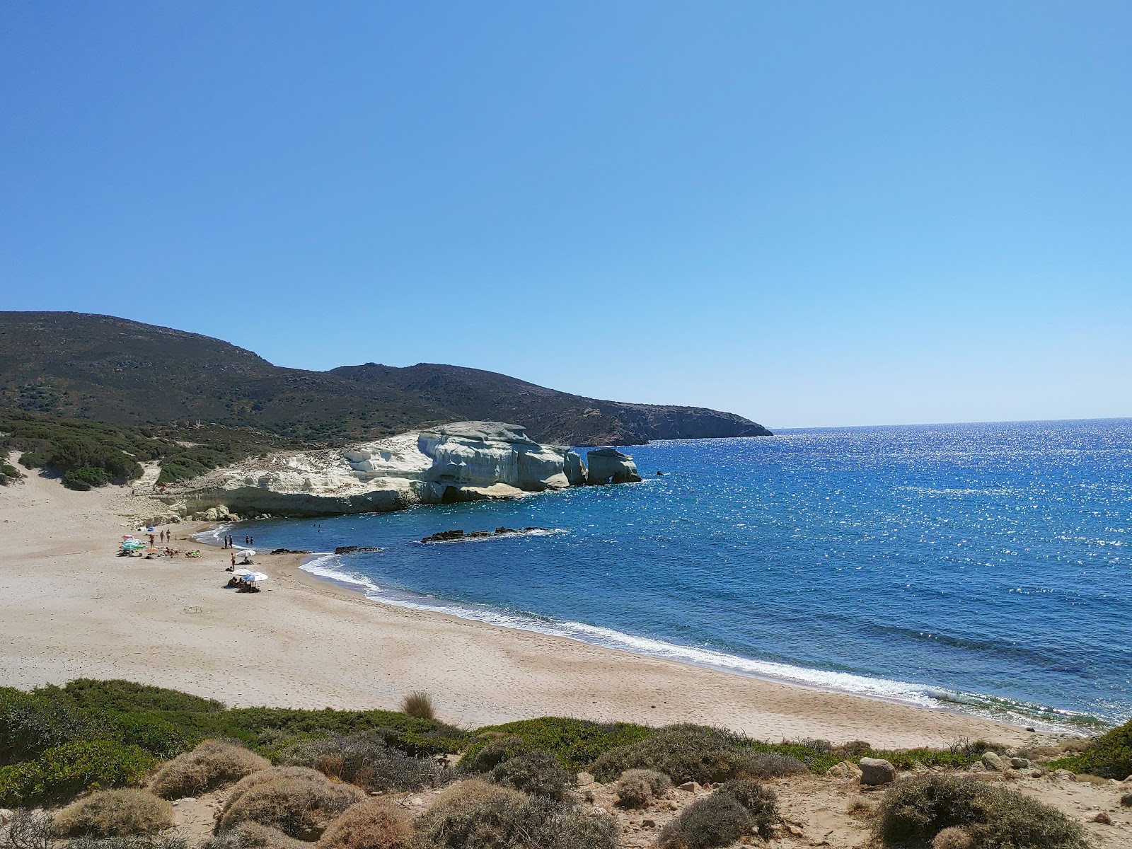 Φωτογραφία του Triades beach II με καφέ άμμος επιφάνεια