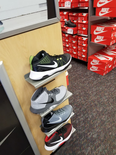 Shoe Store «Shoe Carnival», reviews and photos, 4835 W 77th St, Burbank, IL 60459, USA