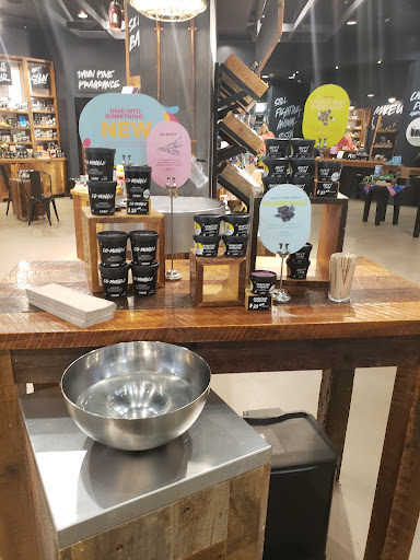 Cosmetics Store «Lush Cosmetics», reviews and photos, 104 Walden Galleria, Buffalo, NY 14225, USA