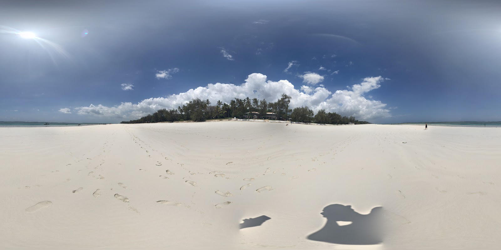Foto di Galu Beach con una superficie del acqua cristallina
