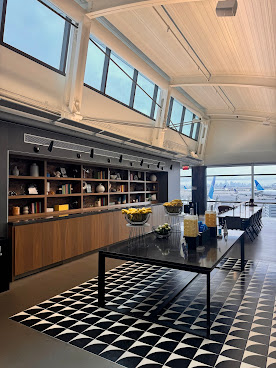United Club (C123) by null