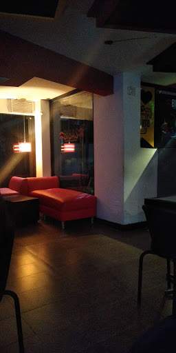 Bar chill out con sofas en Maracaibo