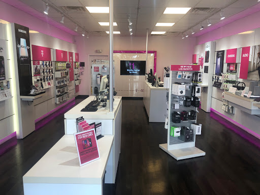 Cell Phone Store «T-Mobile», reviews and photos, 3311 W 80th St #10A, Hialeah, FL 33018, USA