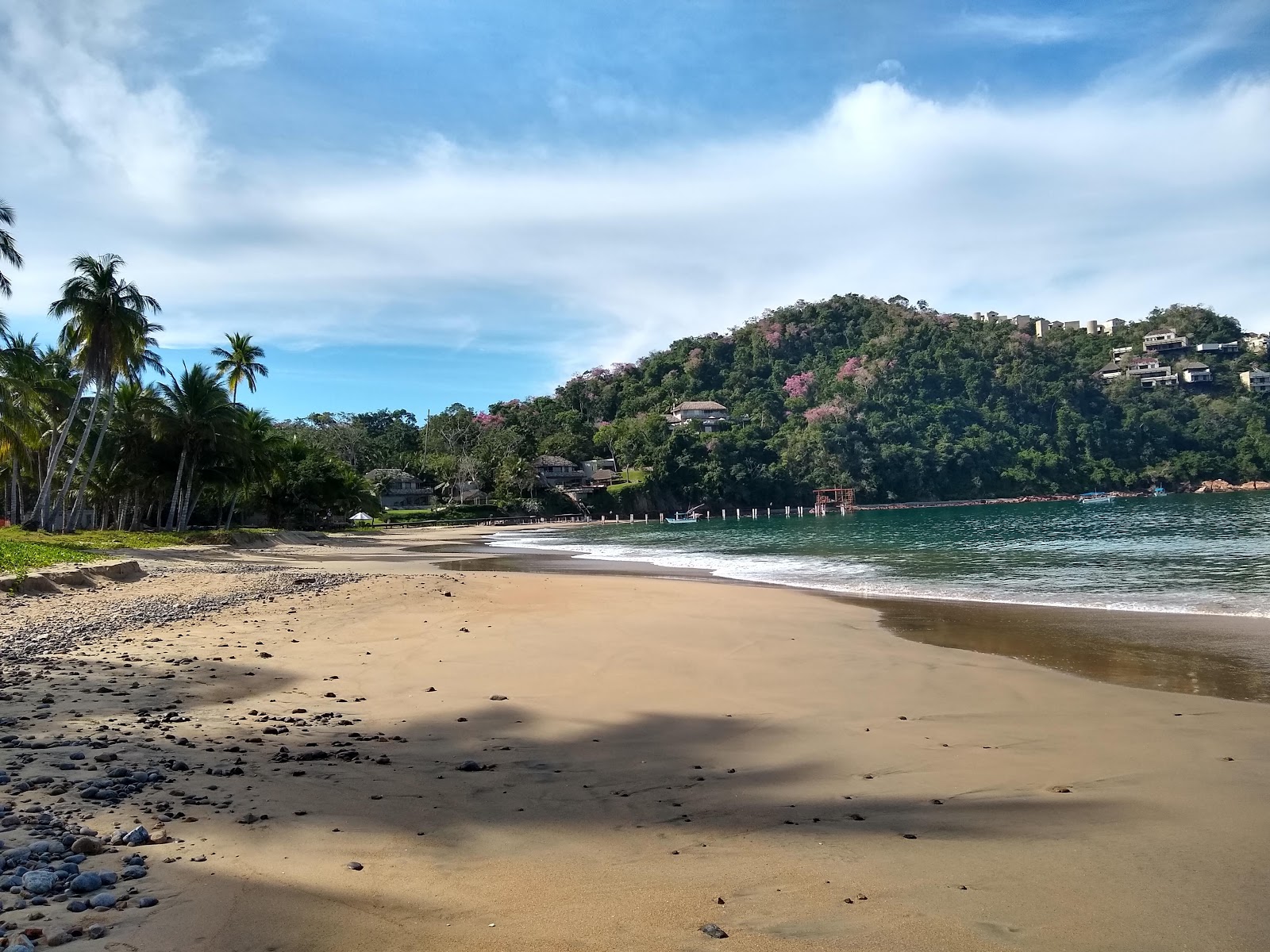 Playa El Tamarindo的照片 带有碧绿色纯水表面