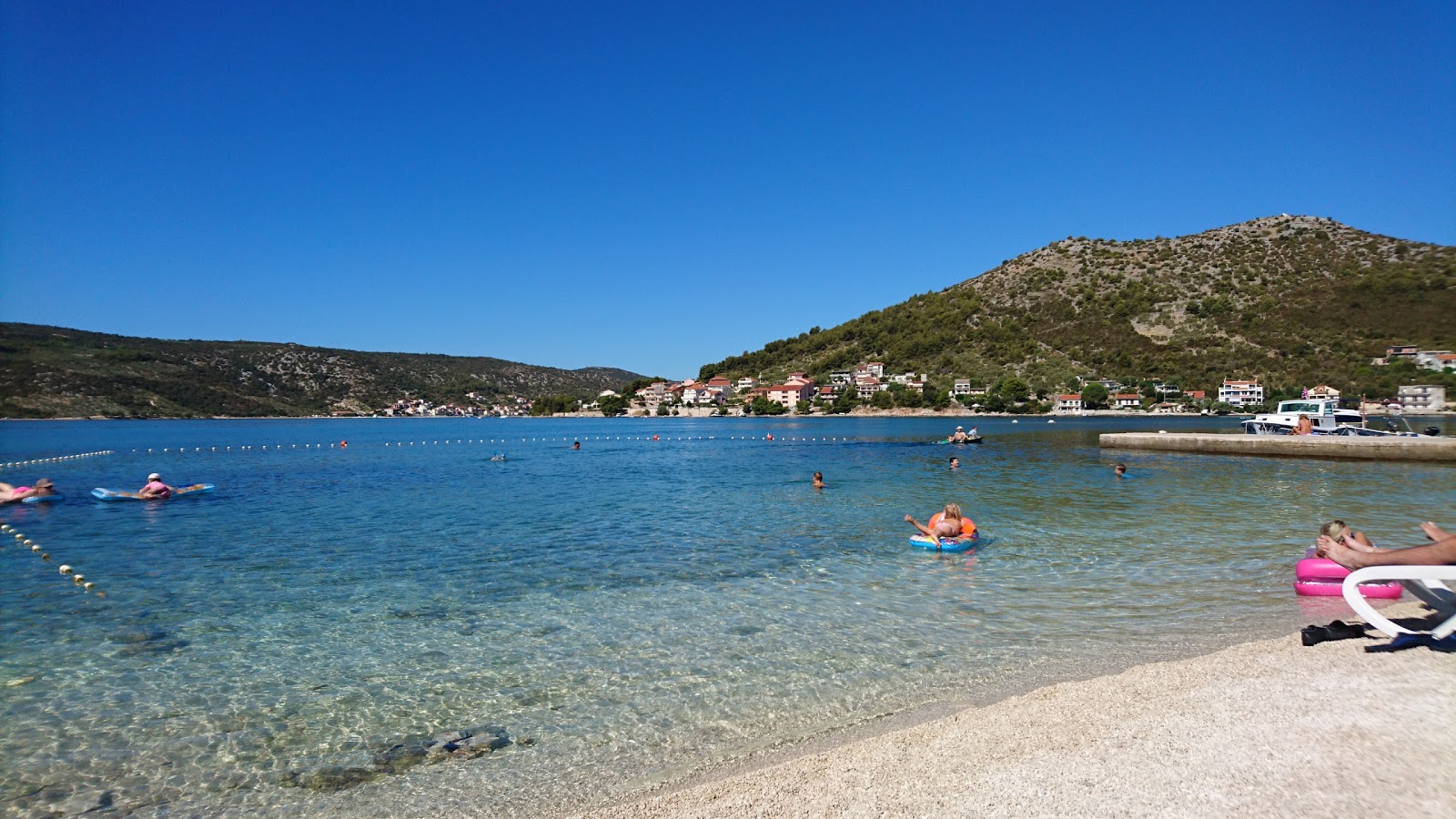 Foto di Poljica beach con una superficie del piccoli ciottoli beige
