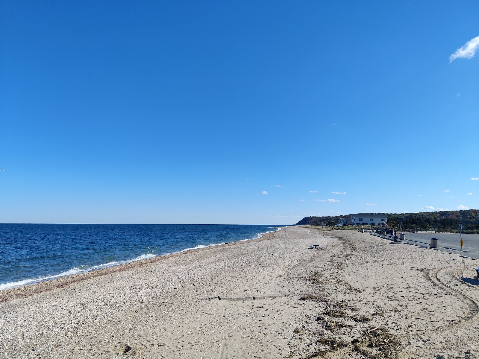 Photo de Cedar Beach avec l'eau bleu de surface