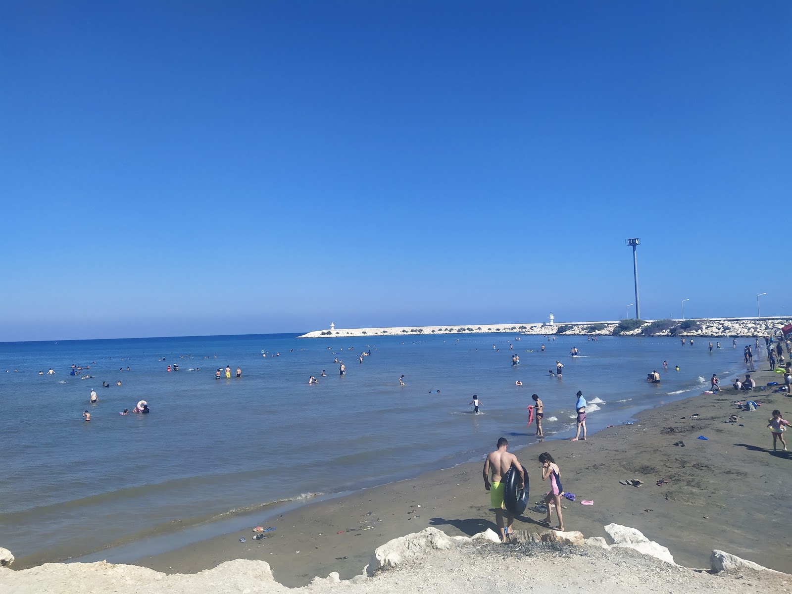 Foto di Zincirlikuyu Plaji con una superficie del sabbia grigia