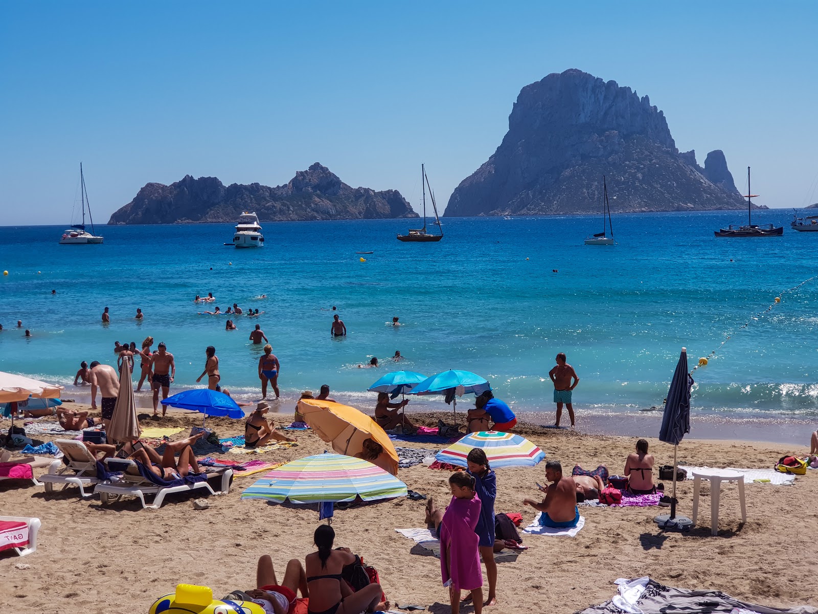 Fotografie cu Cala d'Hort Beach cu o suprafață de apa pură turcoaz